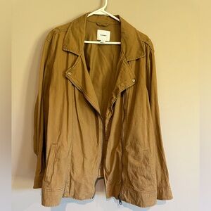 Women’s spring/fall light weight zip up jacket.  2X Used.